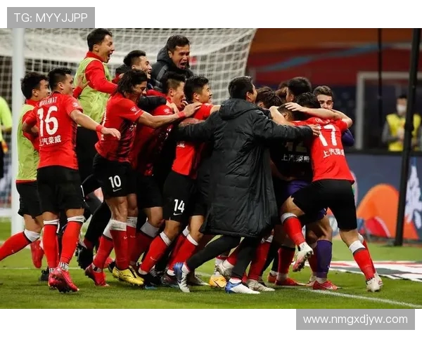 今天上港与申花激战正酣谁将赢得这场上海德比的荣耀与自豪